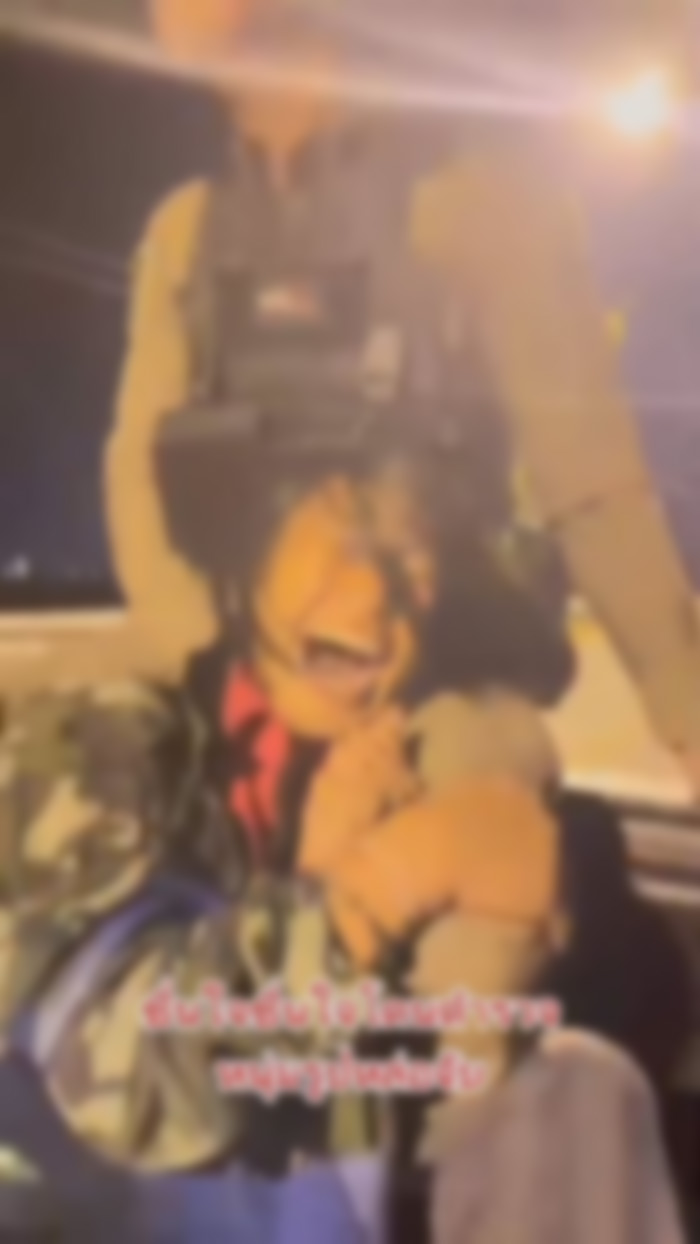 หญิงสาวถูกตำรวจจับ แต่กลับยิ้มแย้มมีความสุข หญิงสาวถูกตำรวจจับ แต่กลับยิ้มแย้มมีความสุข