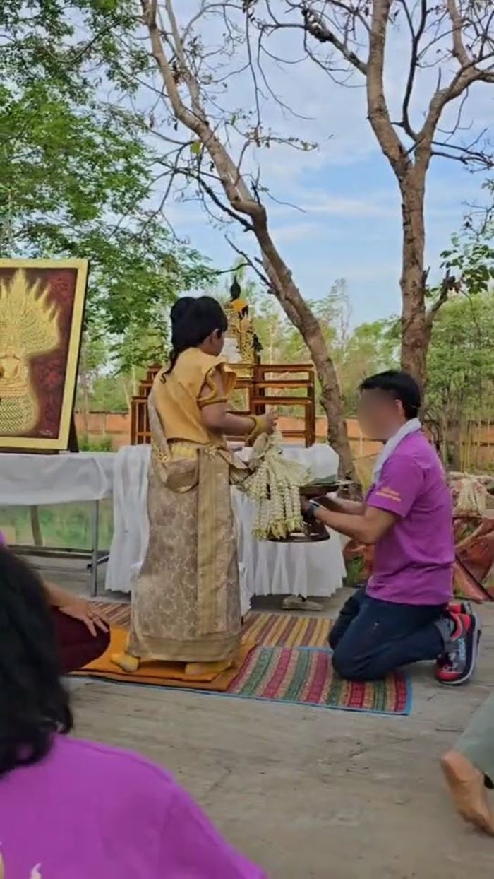 เด็กเชื่อมจิต กลับมาแล้ว โผล่เข้าร่วมพิธีสุดอลังการ เด็กเชื่อมจิต กลับมาแล้ว โผล่เข้าร่วมพิธีสุดอลังการ