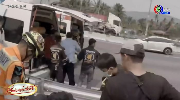 รุดช่วยคนหมดสติบนรถตู้ คาดสูดสารพิษ รุดช่วยคนหมดสติบนรถตู้ คาดสูดสารพิษ