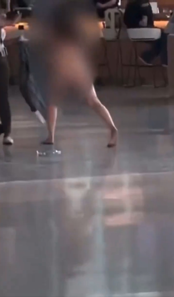 หญิงคลั่ง วิ่งล่อนจ้อนป่วนสนามบิน คนอึ้งไร้เงา จนท. หญิงคลั่ง วิ่งล่อนจ้อนป่วนสนามบิน คนอึ้งไร้เงา จนท.