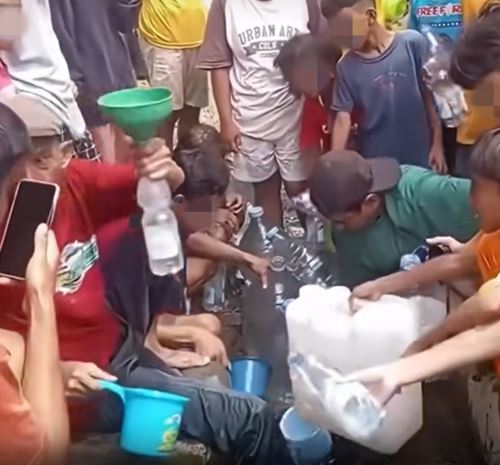 ชาวบ้านแห่ดื่มน้ำพุอัศจรรย์ พุ่งขึ้นมาจากใต้ดิน ชาวบ้านแห่ดื่มน้ำพุอัศจรรย์ พุ่งขึ้นมาจากใต้ดิน