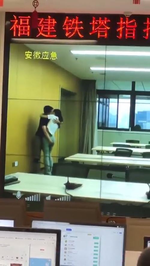 คู่รักเห็นห้องประชุมว่าง แอบเข้ามาเลิฟซีนดูดดื่ม ซีดไม่รู้มีประชุมออนไลน์ คู่รักเห็นห้องประชุมว่าง แอบเข้ามาเลิฟซีนดูดดื่ม ซีดไม่รู้มีประชุมออนไลน์