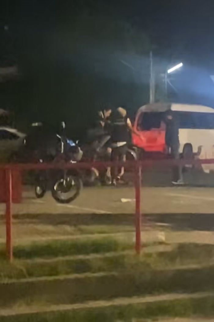 การ์ดร้านดังสุรินทร์ รุมกระทืบลูกค้า การ์ดร้านดังสุรินทร์ รุมกระทืบลูกค้า