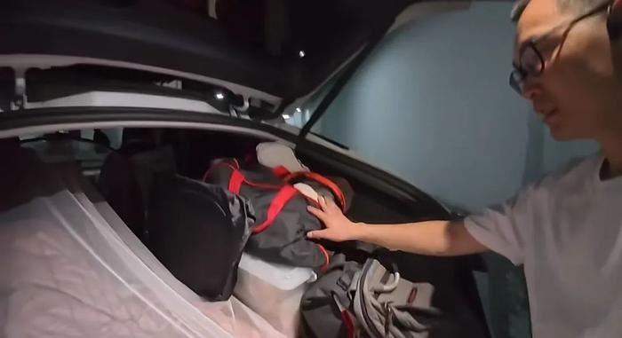 ชายใช้ชีวิตในรถ แทนการเช่าห้อง ชี้กว่า 3 ปี ประหยัดเงินเกือบครึ่งล้าน ชายใช้ชีวิตในรถ แทนการเช่าห้อง ชี้กว่า 3 ปี ประหยัดเงินเกือบครึ่งล้าน