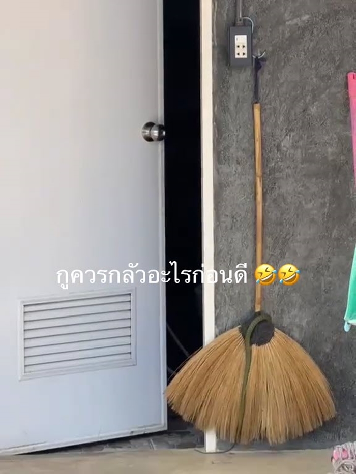 สาวไปตั้งแคมป์ เดินไปห้องน้ำ เจอตุ๊กแกยักษ์บนประตู ส่วนข้างล่างมีงูเลื้อยอยู่ สาวไปตั้งแคมป์ เดินไปห้องน้ำ เจอตุ๊กแกยักษ์บนประตู ส่วนข้างล่างมีงูเลื้อยอยู่