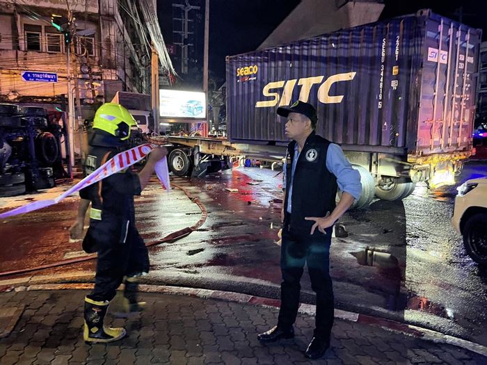 รถบรรทุกน้ำมันคว่ำ สุขสวัสดิ์ 27 น้ำมันทะลักนองเต็มพื้น รถบรรทุกน้ำมันคว่ำ สุขสวัสดิ์ 27 น้ำมันทะลักนองเต็มพื้น