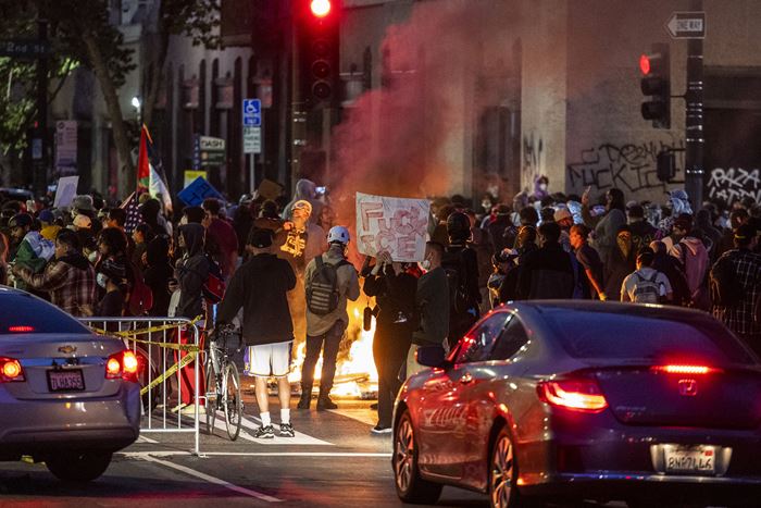 LA ลุกเป็นไฟ ! ประท้วงเดือด ปิดถนน-จุดไฟเผา LA ลุกเป็นไฟ ! ประท้วงเดือด ปิดถนน-จุดไฟเผา