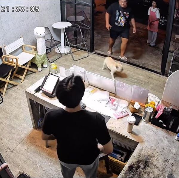 พ่อค้าจะปิดร้าน ทำแก้วสุดท้ายไว้กินเองจุก ๆ ตอนจบลูกค้าได้ไปแบบงง ๆ พ่อค้าจะปิดร้าน ทำแก้วสุดท้ายไว้กินเองจุก ๆ ตอนจบลูกค้าได้ไปแบบงง ๆ