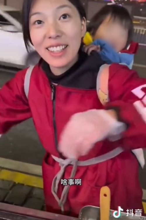 แม่สาวสุดสตรอง หอบลูก 2 ขายของข้างถนน แม่สาวสุดสตรอง หอบลูก 2 ขายของข้างถนน