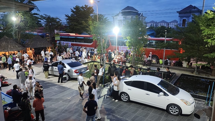 กัมพูชาขน 900 คน เยือนปราสาทตาเมือนธม เคลม 44 พยัญชนะไทย กัมพูชาขน 900 คน เยือนปราสาทตาเมือนธม เคลม 44 พยัญชนะไทย