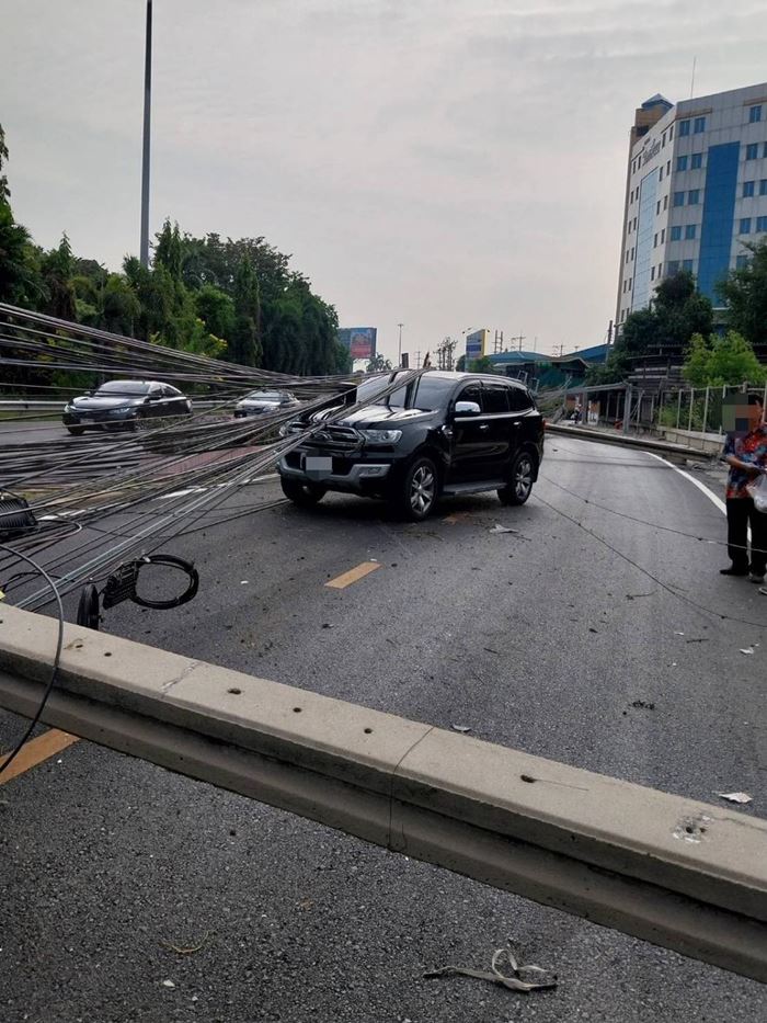 เก๋งชนเสาไฟฟ้า เหนี่ยวเสาไฟล้ม 12 ต้น เก๋งชนเสาไฟฟ้า เหนี่ยวเสาไฟล้ม 12 ต้น