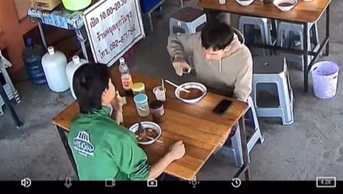 ลูกค้าเหยาะน้ำปลาโดยไม่มอง พอรู้ว่าเอาอะไรใส่ไป ฮาเลย ลูกค้าเหยาะน้ำปลาโดยไม่มอง พอรู้ว่าเอาอะไรใส่ไป ฮาเลย