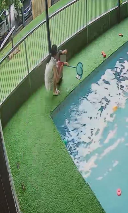 แม่คลาดสายตาชั่วขณะ ลูกตกน้ำหัวทิ่ม พุ่งตัวดึงลูกอย่างไว แม่คลาดสายตาชั่วขณะ ลูกตกน้ำหัวทิ่ม พุ่งตัวดึงลูกอย่างไว