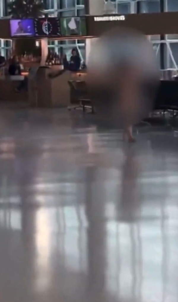 หญิงคลั่ง วิ่งล่อนจ้อนป่วนสนามบิน คนอึ้งไร้เงา จนท. หญิงคลั่ง วิ่งล่อนจ้อนป่วนสนามบิน คนอึ้งไร้เงา จนท.