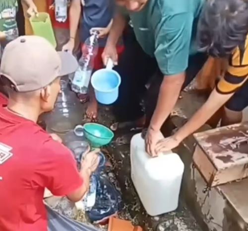 ชาวบ้านแห่ดื่มน้ำพุอัศจรรย์ พุ่งขึ้นมาจากใต้ดิน ชาวบ้านแห่ดื่มน้ำพุอัศจรรย์ พุ่งขึ้นมาจากใต้ดิน