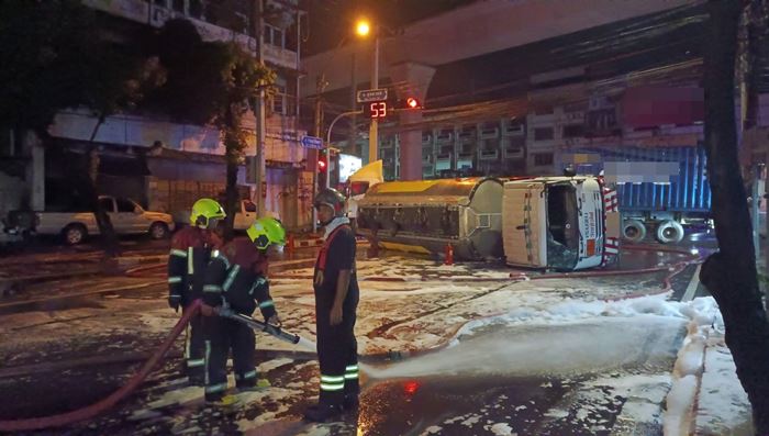 รถบรรทุกน้ำมันคว่ำ สุขสวัสดิ์ 27 น้ำมันทะลักนองเต็มพื้น รถบรรทุกน้ำมันคว่ำ สุขสวัสดิ์ 27 น้ำมันทะลักนองเต็มพื้น