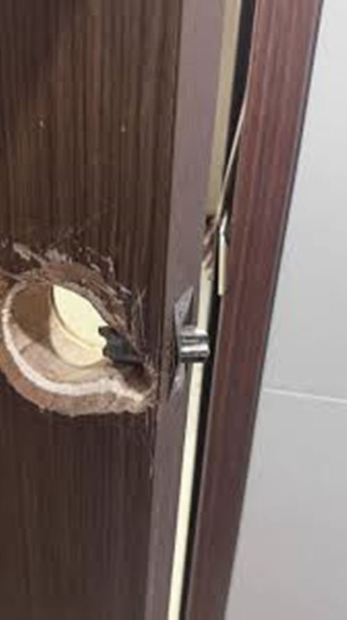 หญิงติดอยู่ที่ระเบียง 43 ชั่วโมง ใช้ซอสมะเขือเทศเป็นความหวังสุดท้าย หญิงติดอยู่ที่ระเบียง 43 ชั่วโมง ใช้ซอสมะเขือเทศเป็นความหวังสุดท้าย