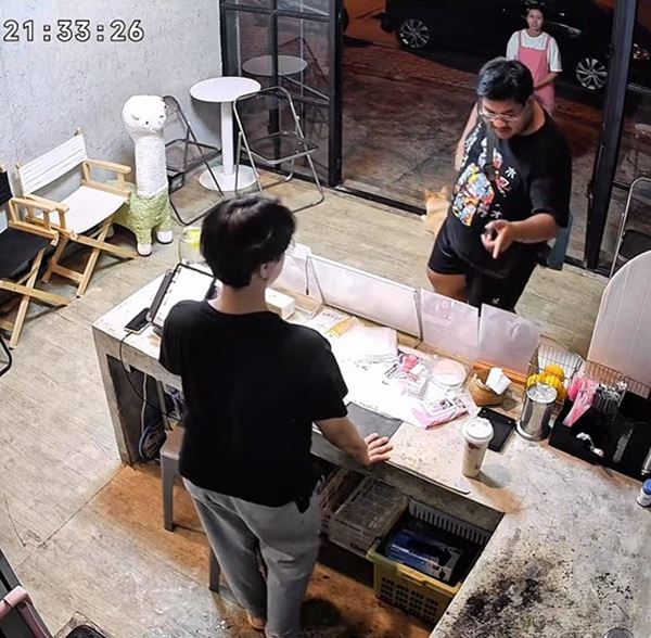 พ่อค้าจะปิดร้าน ทำแก้วสุดท้ายไว้กินเองจุก ๆ ตอนจบลูกค้าได้ไปแบบงง ๆ พ่อค้าจะปิดร้าน ทำแก้วสุดท้ายไว้กินเองจุก ๆ ตอนจบลูกค้าได้ไปแบบงง ๆ