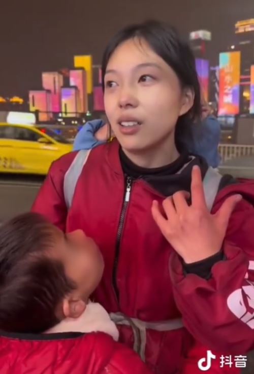 แม่สาวสุดสตรอง หอบลูก 2 ขายของข้างถนน แม่สาวสุดสตรอง หอบลูก 2 ขายของข้างถนน