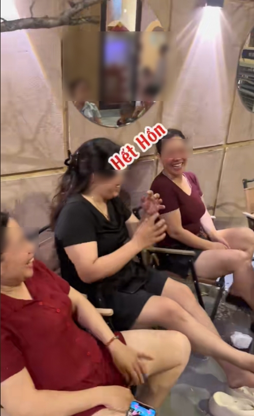 แก๊ง 9 สาว ทิ้งเศษเต็มพื้นร้าน - เกือบบวกหลัง พนง. มาเตือน เจอวิธีรับมือ ขำชอบใจแทน แก๊ง 9 สาว ทิ้งเศษเต็มพื้นร้าน - เกือบบวกหลัง พนง. มาเตือน เจอวิธีรับมือ ขำชอบใจแทน