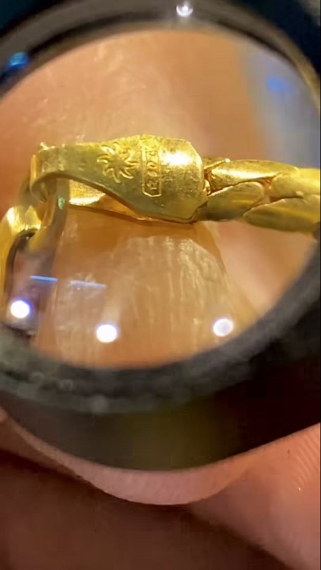 หญิงได้ทองจากขยะ คิดว่าปลอมปล่อยทิ้ ช่างนะโมเช็ก ที่แท้มูลค่าสุดว้าว หญิงได้ทองจากขยะ คิดว่าปลอมปล่อยทิ้ ช่างนะโมเช็ก ที่แท้มูลค่าสุดว้าว