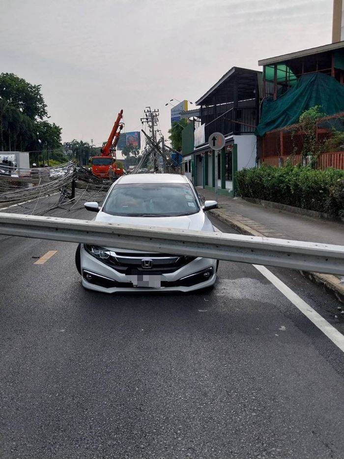 เก๋งชนเสาไฟฟ้า เหนี่ยวเสาไฟล้ม 12 ต้น เก๋งชนเสาไฟฟ้า เหนี่ยวเสาไฟล้ม 12 ต้น