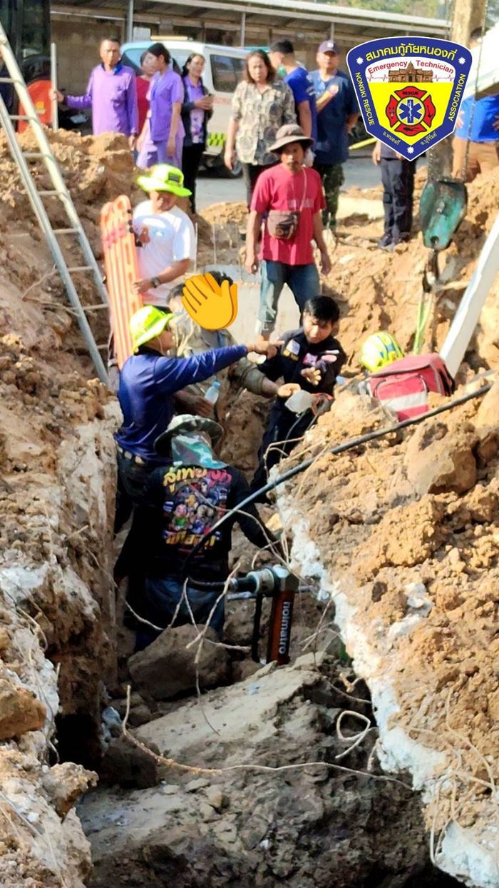 ดินสไลด์ถล่มทับ 2 คนงานก่อสร้าง กู้ภัยช่วยระทึก ดินสไลด์ถล่มทับ 2 คนงานก่อสร้าง กู้ภัยช่วยระทึก
