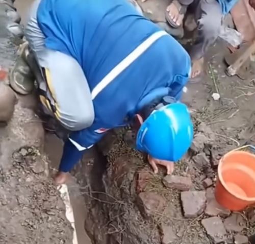 ชาวบ้านแห่ดื่มน้ำพุอัศจรรย์ พุ่งขึ้นมาจากใต้ดิน ชาวบ้านแห่ดื่มน้ำพุอัศจรรย์ พุ่งขึ้นมาจากใต้ดิน