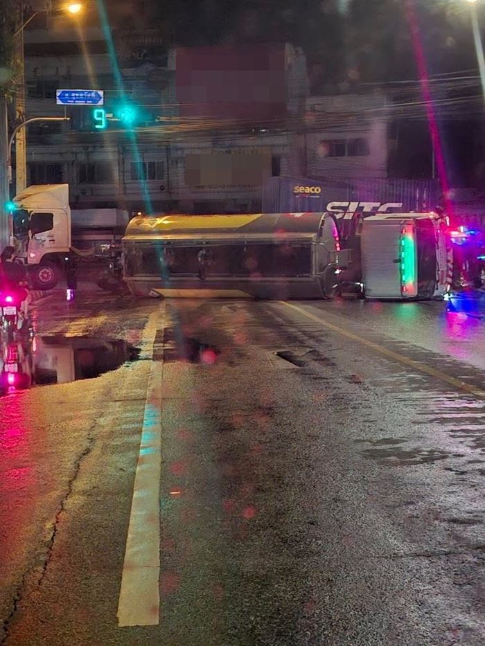 รถบรรทุกน้ำมันคว่ำ สุขสวัสดิ์ 27 น้ำมันทะลักนองเต็มพื้น รถบรรทุกน้ำมันคว่ำ สุขสวัสดิ์ 27 น้ำมันทะลักนองเต็มพื้น