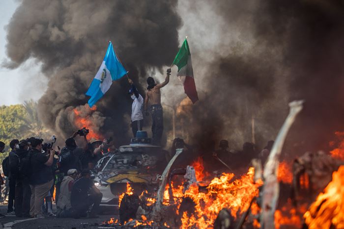 LA ลุกเป็นไฟ ! ประท้วงเดือด ปิดถนน-จุดไฟเผา LA ลุกเป็นไฟ ! ประท้วงเดือด ปิดถนน-จุดไฟเผา