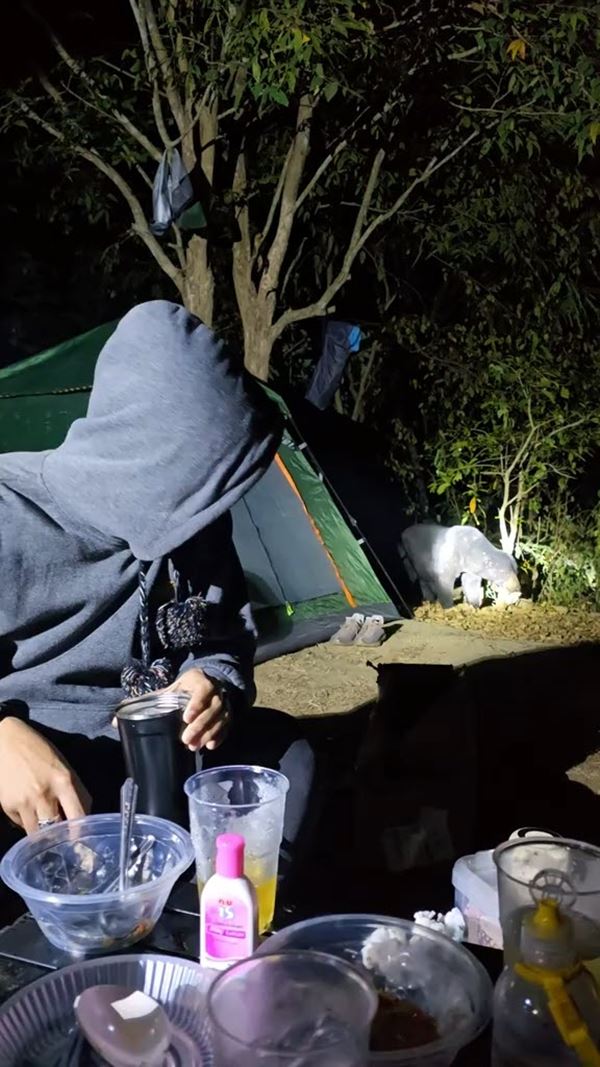 ตั้งแคมป์ในป่า อยู่ดี ๆ น้องหมีโผล่มาจอยร่วมโต๊ะ ตั้งแคมป์ในป่า อยู่ดี ๆ น้องหมีโผล่มาจอยร่วมโต๊ะ