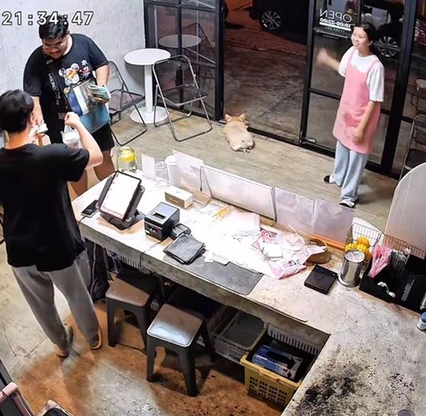 พ่อค้าจะปิดร้าน ทำแก้วสุดท้ายไว้กินเองจุก ๆ ตอนจบลูกค้าได้ไปแบบงง ๆ พ่อค้าจะปิดร้าน ทำแก้วสุดท้ายไว้กินเองจุก ๆ ตอนจบลูกค้าได้ไปแบบงง ๆ