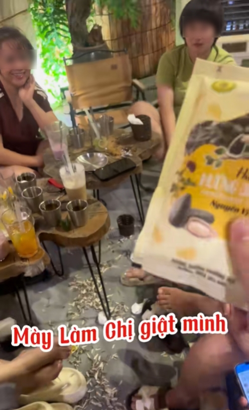 แก๊ง 9 สาว ทิ้งเศษเต็มพื้นร้าน - เกือบบวกหลัง พนง. มาเตือน เจอวิธีรับมือ ขำชอบใจแทน แก๊ง 9 สาว ทิ้งเศษเต็มพื้นร้าน - เกือบบวกหลัง พนง. มาเตือน เจอวิธีรับมือ ขำชอบใจแทน