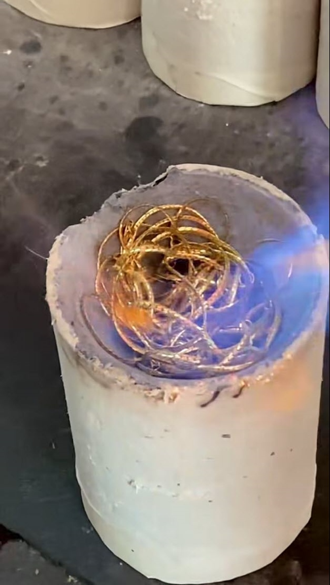 หญิงได้ทองจากขยะ คิดว่าปลอมปล่อยทิ้ ช่างนะโมเช็ก ที่แท้มูลค่าสุดว้าว หญิงได้ทองจากขยะ คิดว่าปลอมปล่อยทิ้ ช่างนะโมเช็ก ที่แท้มูลค่าสุดว้าว