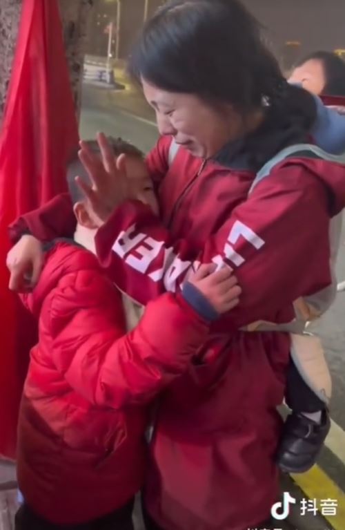 แม่สาวสุดสตรอง หอบลูก 2 ขายของข้างถนน แม่สาวสุดสตรอง หอบลูก 2 ขายของข้างถนน