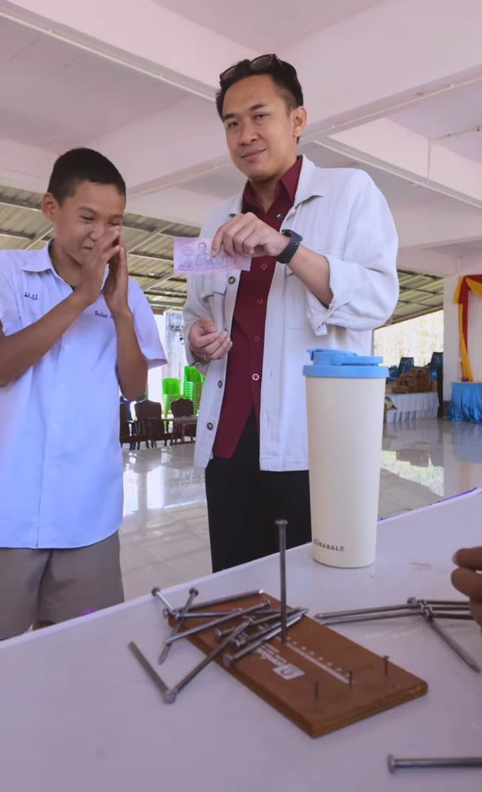 ครูท้านักเรียน วางตะปู 14 ตัวบนตะปูตัวเดียว ลั่นแก้ได้ให้ 500 ครูท้านักเรียน วางตะปู 14 ตัวบนตะปูตัวเดียว ลั่นแก้ได้ให้ 500