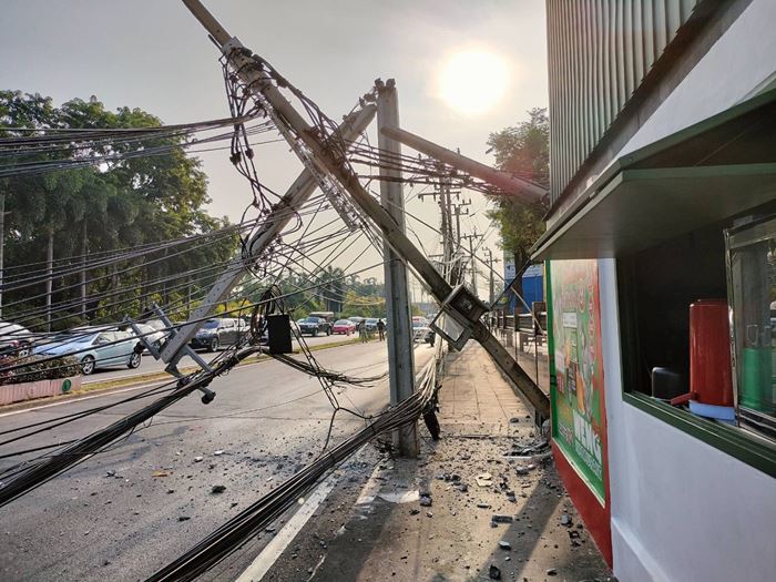 เก๋งชนเสาไฟฟ้า เหนี่ยวเสาไฟล้ม 12 ต้น เก๋งชนเสาไฟฟ้า เหนี่ยวเสาไฟล้ม 12 ต้น