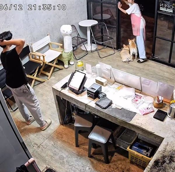 พ่อค้าจะปิดร้าน ทำแก้วสุดท้ายไว้กินเองจุก ๆ ตอนจบลูกค้าได้ไปแบบงง ๆ พ่อค้าจะปิดร้าน ทำแก้วสุดท้ายไว้กินเองจุก ๆ ตอนจบลูกค้าได้ไปแบบงง ๆ