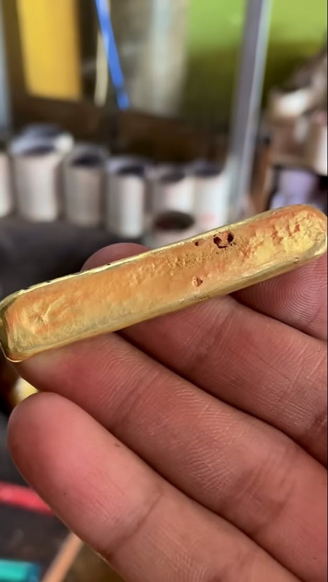 หญิงได้ทองจากขยะ คิดว่าปลอมปล่อยทิ้ ช่างนะโมเช็ก ที่แท้มูลค่าสุดว้าว หญิงได้ทองจากขยะ คิดว่าปลอมปล่อยทิ้ ช่างนะโมเช็ก ที่แท้มูลค่าสุดว้าว