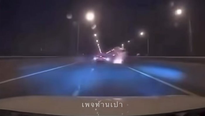 ก๊วนรถแต่งซิ่งพังยับ 10 คัน เปิดนาทีแข่งกันมาบนทางด่วน ก๊วนรถแต่งซิ่งพังยับ 10 คัน เปิดนาทีแข่งกันมาบนทางด่วน