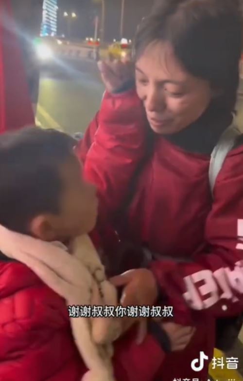 แม่สาวสุดสตรอง หอบลูก 2 ขายของข้างถนน แม่สาวสุดสตรอง หอบลูก 2 ขายของข้างถนน