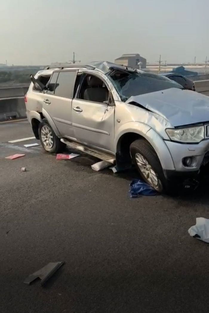 พันเอกหญิง เสียหลักขับชนแบริเออร์ รถหวิดร่วงทางด่วน พันเอกหญิง เสียหลักขับชนแบริเออร์ รถหวิดร่วงทางด่วน