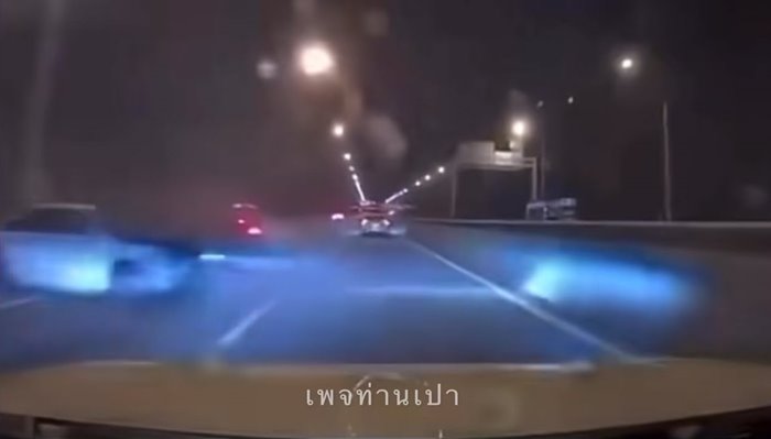 ก๊วนรถแต่งซิ่งพังยับ 10 คัน เปิดนาทีแข่งกันมาบนทางด่วน ก๊วนรถแต่งซิ่งพังยับ 10 คัน เปิดนาทีแข่งกันมาบนทางด่วน