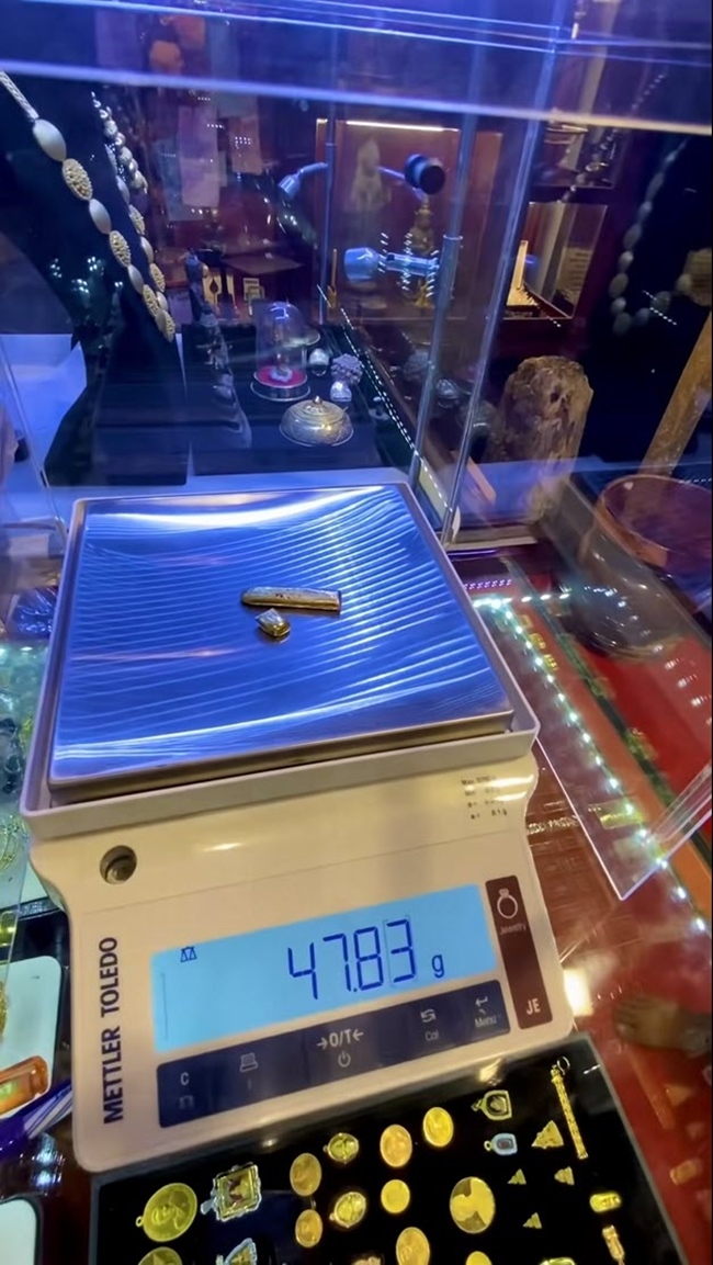 หญิงได้ทองจากขยะ คิดว่าปลอมปล่อยทิ้ ช่างนะโมเช็ก ที่แท้มูลค่าสุดว้าว หญิงได้ทองจากขยะ คิดว่าปลอมปล่อยทิ้ ช่างนะโมเช็ก ที่แท้มูลค่าสุดว้าว