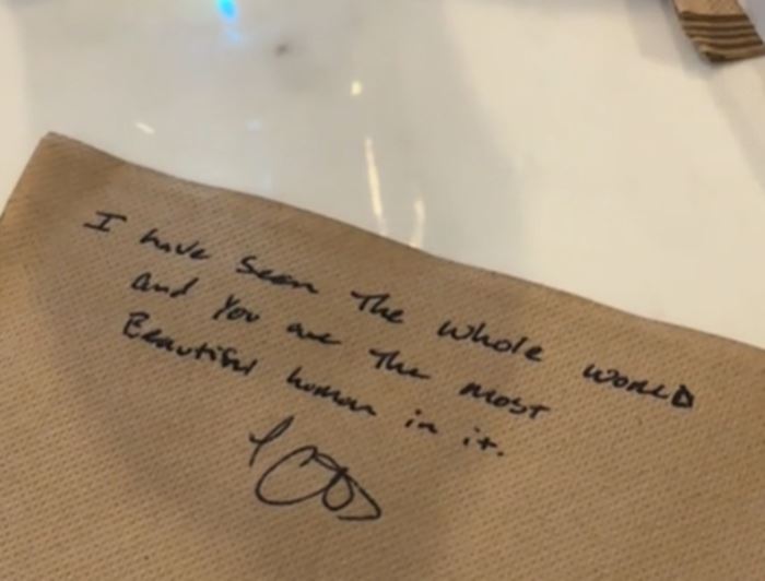 สาวสวยแชร์เรื่องเหนือเมฆ ได้โน้ตลับจากนักบิน สาวสวยแชร์เรื่องเหนือเมฆ ได้โน้ตลับจากนักบิน