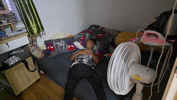 ชายหื่นบุกบ้านหญิงหวังข่มขืน บอกคำเดียว จนนอนรอตายใจ ชายหื่นบุกบ้านหญิงหวังข่มขืน บอกคำเดียว จนนอนรอตายใจ