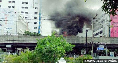 ระทึก ! ไฟไหม้รถตู้บนสะพานข้ามแยกพระราม 9 วอดทั้งคัน ระทึก ! ไฟไหม้รถตู้บนสะพานข้ามแยกพระราม 9 วอดทั้งคัน