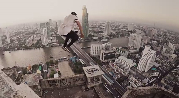 คลิปสุดหวาดเสียว ทีมฝรั่งโชว์ฟรีรันนิ่งบนตึกร้างย่านสาทร คลิปสุดหวาดเสียว ทีมฝรั่งโชว์ฟรีรันนิ่งบนตึกร้างย่านสาทร