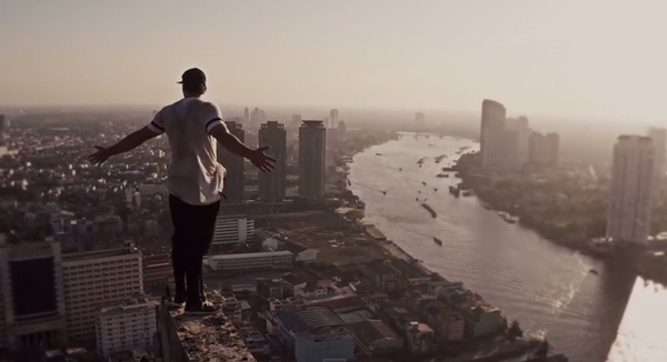 คลิปสุดหวาดเสียว ทีมฝรั่งโชว์ฟรีรันนิ่งบนตึกร้างย่านสาทร คลิปสุดหวาดเสียว ทีมฝรั่งโชว์ฟรีรันนิ่งบนตึกร้างย่านสาทร