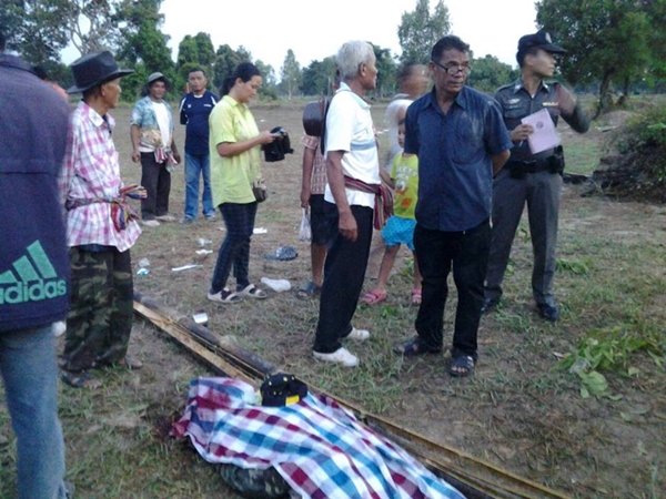 นาทีชีวิต !! บั้งไฟแสนตกใส่ชาวบ้าน สังเวย 2 ศพ แขนขาดอีก 1 ราย นาทีชีวิต !! บั้งไฟแสนตกใส่ชาวบ้าน สังเวย 2 ศพ แขนขาดอีก 1 ราย